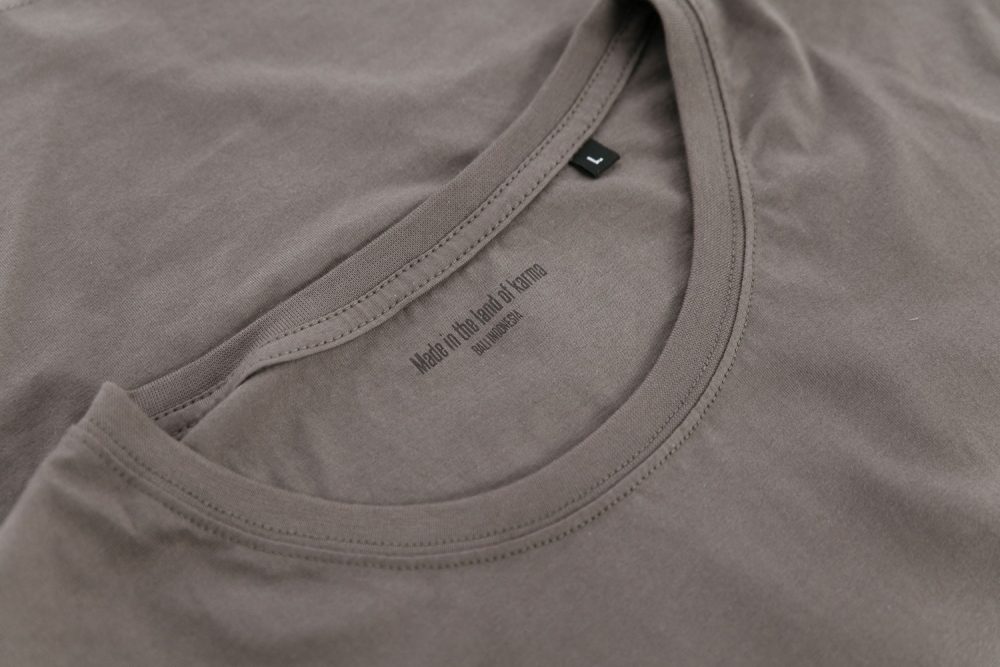 Born in the middle of a revolution tshirt detail label top